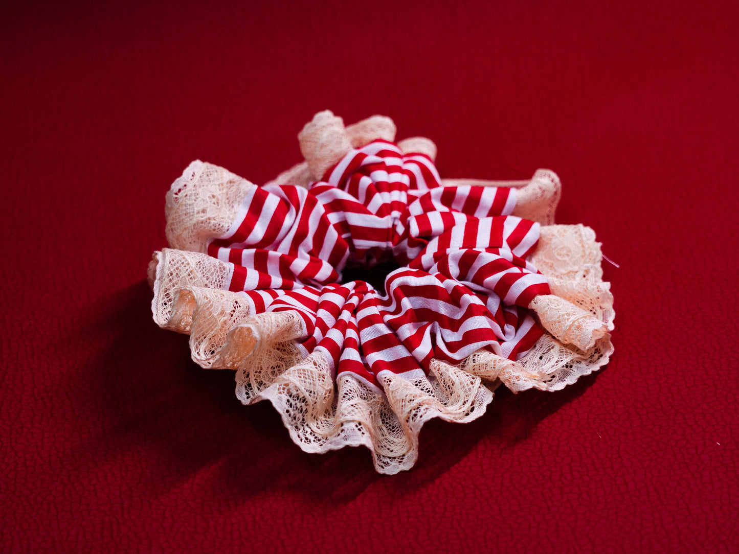 Csipkés-csíkos hajgumi