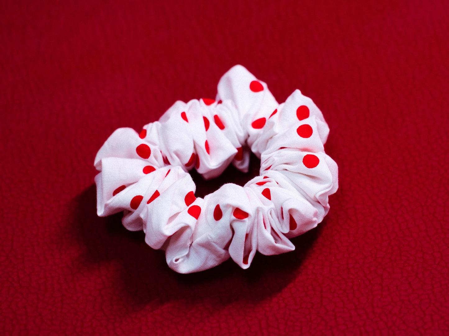 Piros pöttyös hajgumi