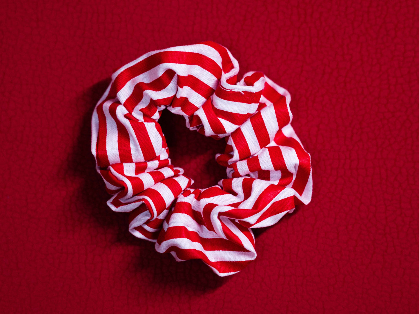 Piros-fehér csíkos hajgumi