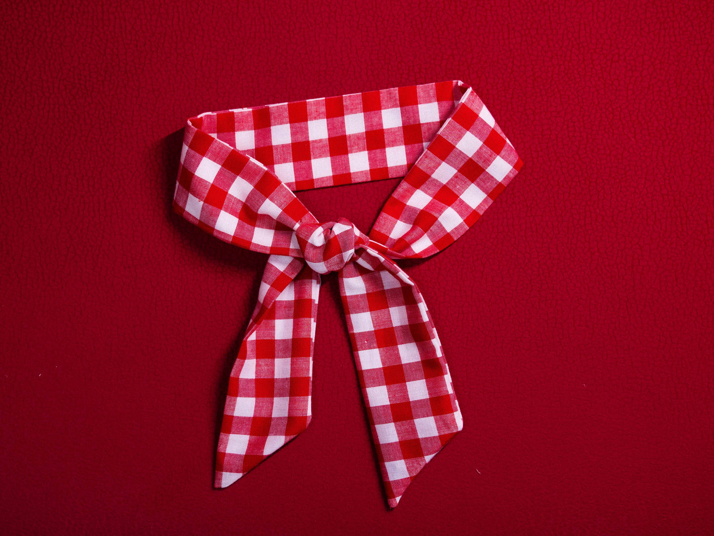 Piros kockás kendő