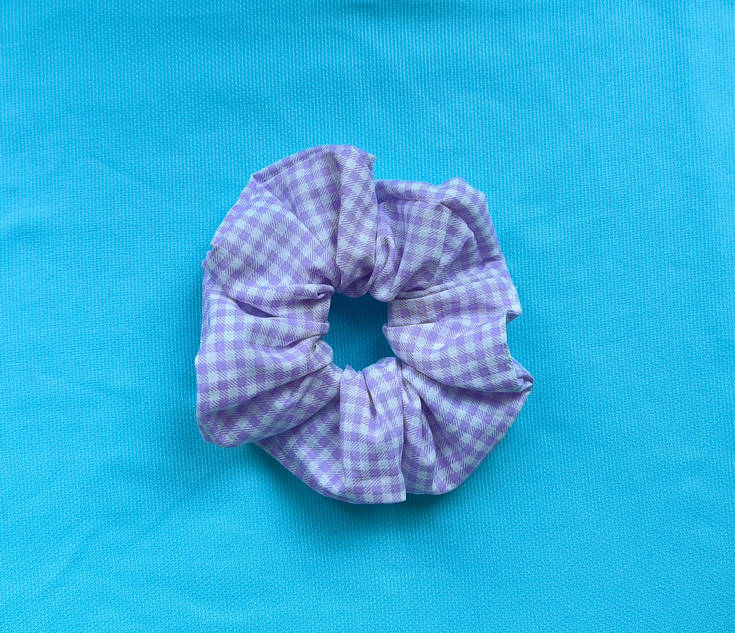 Nagy lila kockás hajgumi