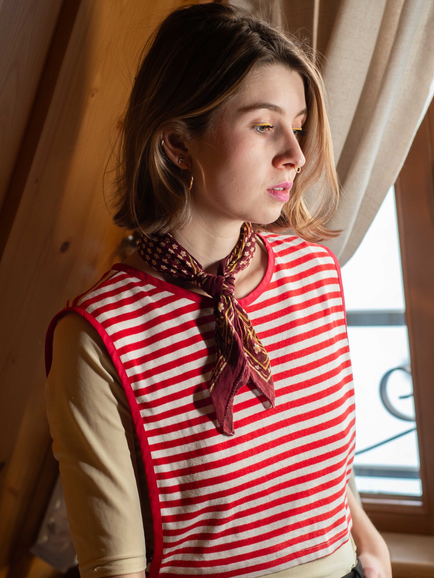 Piros-fehér csíkos mellény