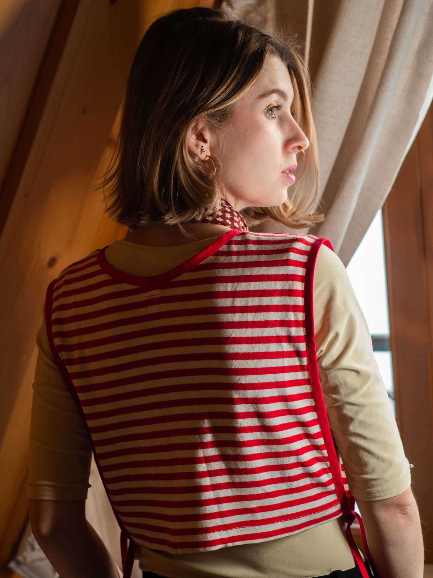 Piros-fehér csíkos mellény