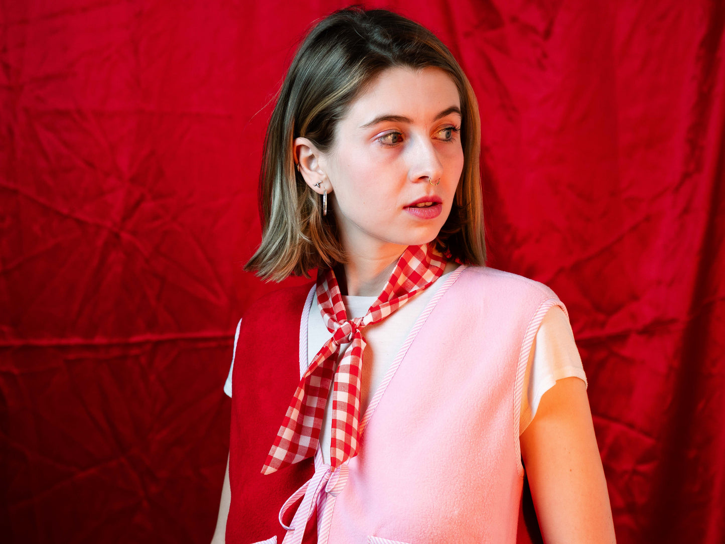 Piros kockás kendő