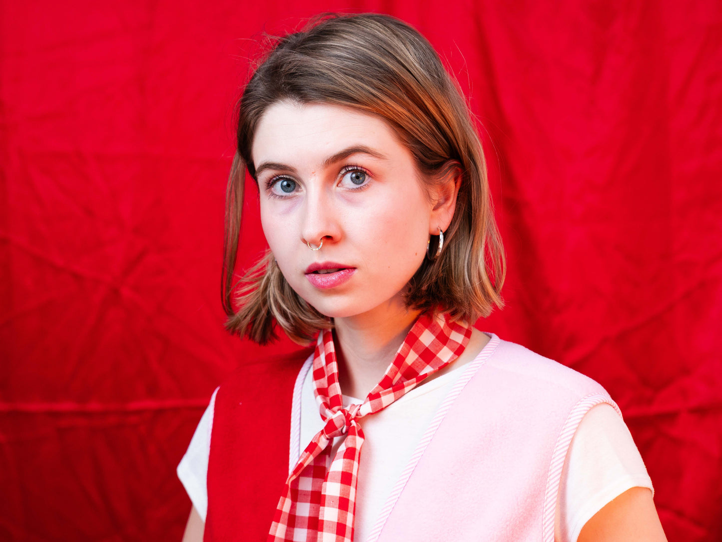 Piros kockás kendő