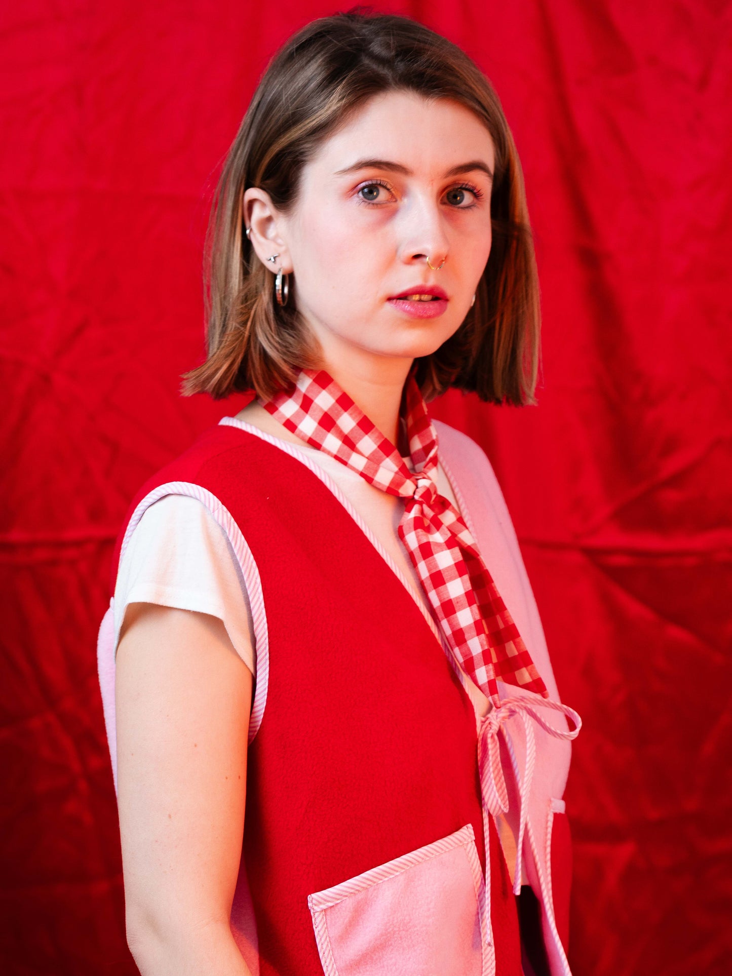 Piros kockás kendő