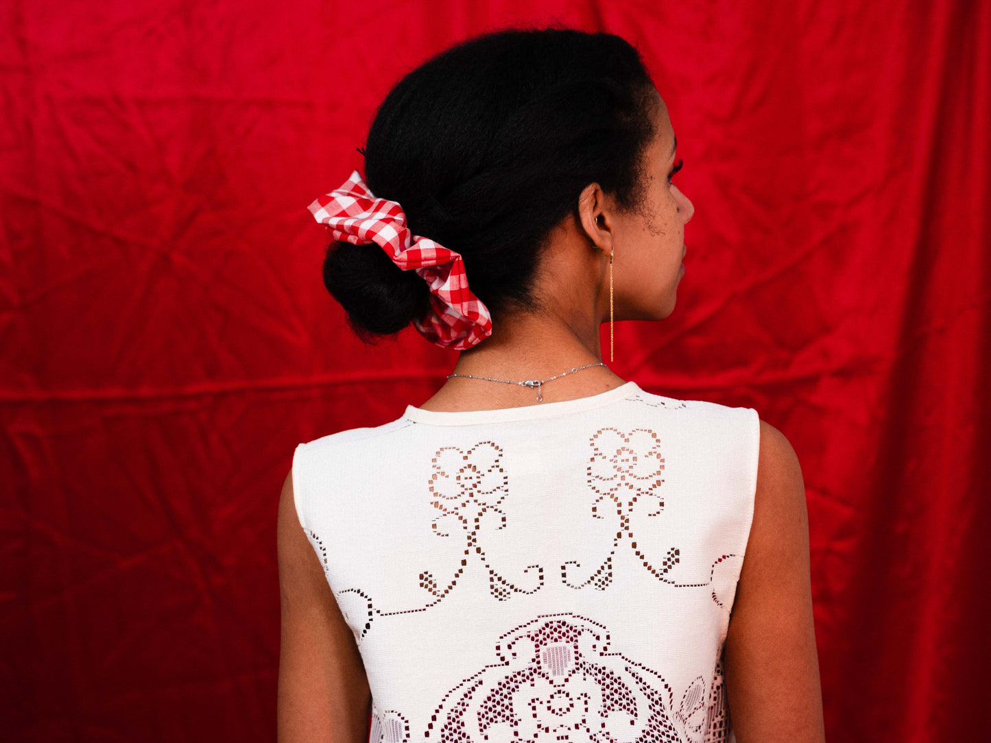 Piros kockás hajgumi