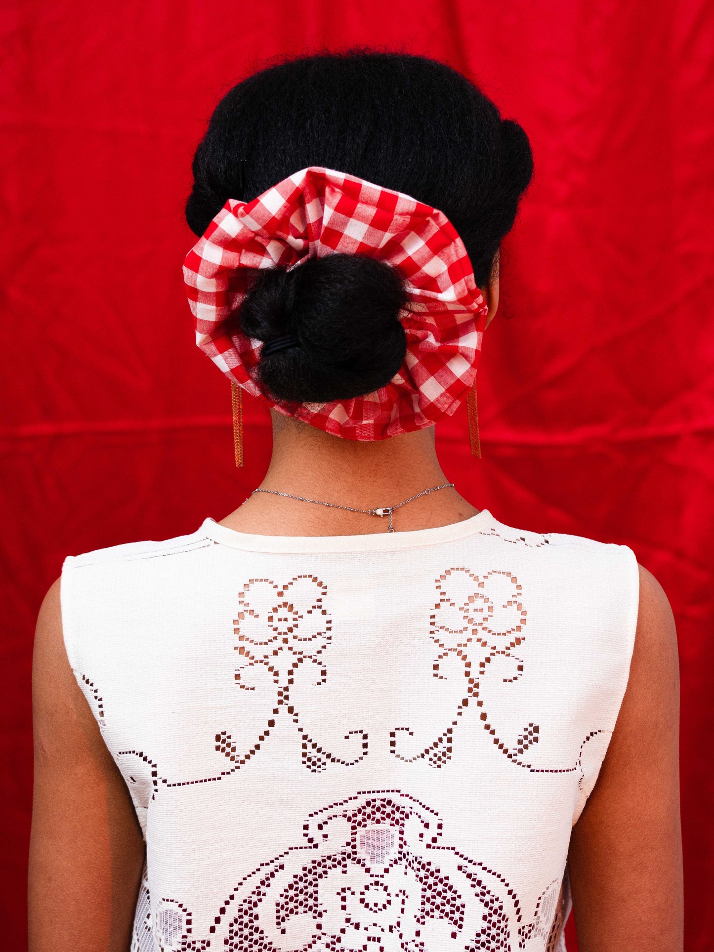 Piros kockás hajgumi