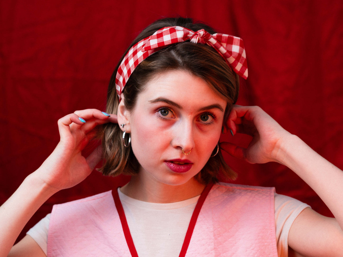 Piros kockás kendő