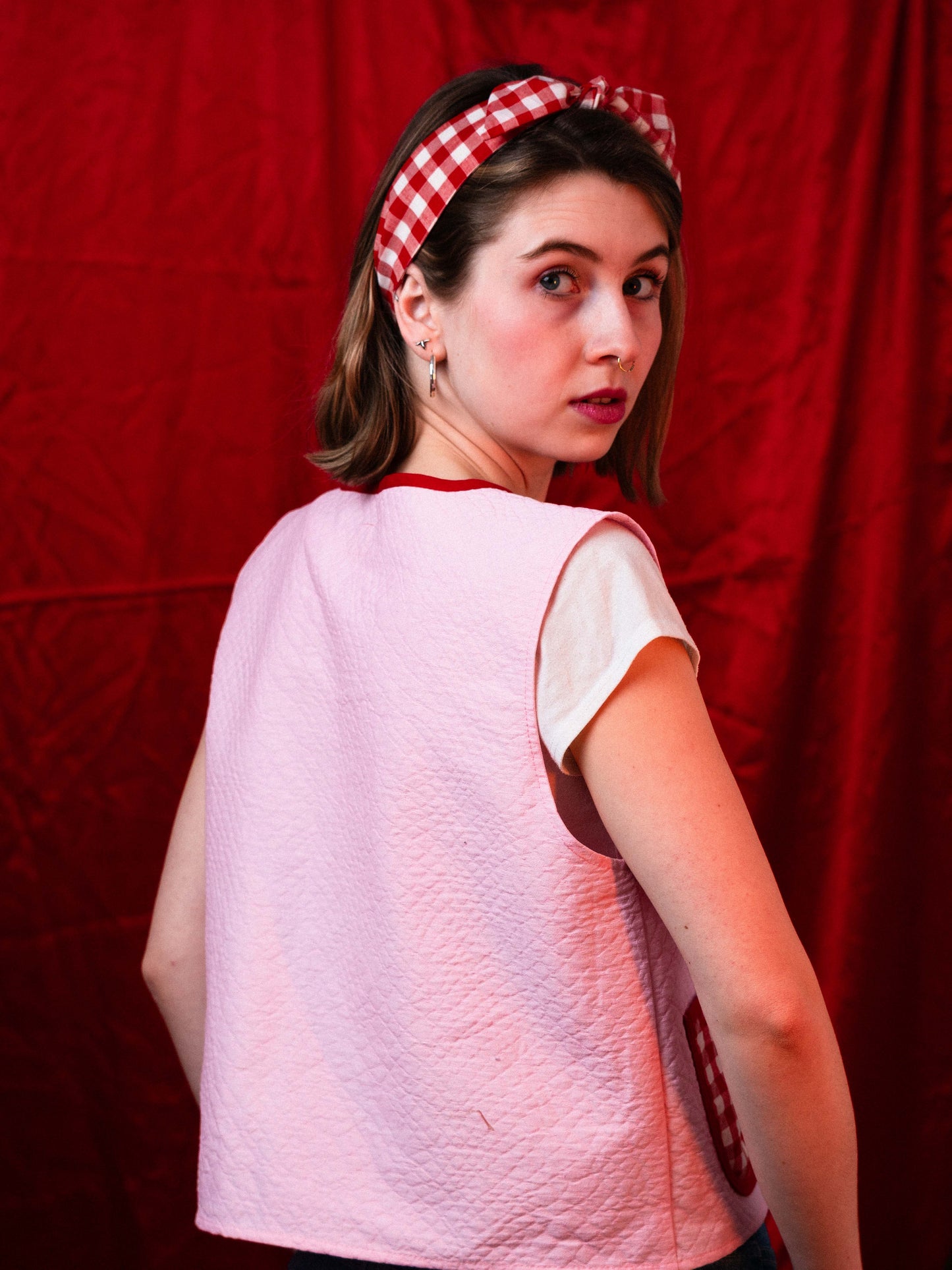 Piros kockás kendő