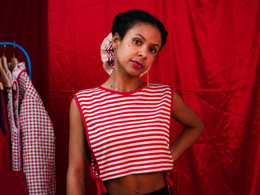 Piros-fehér csíkos mellény