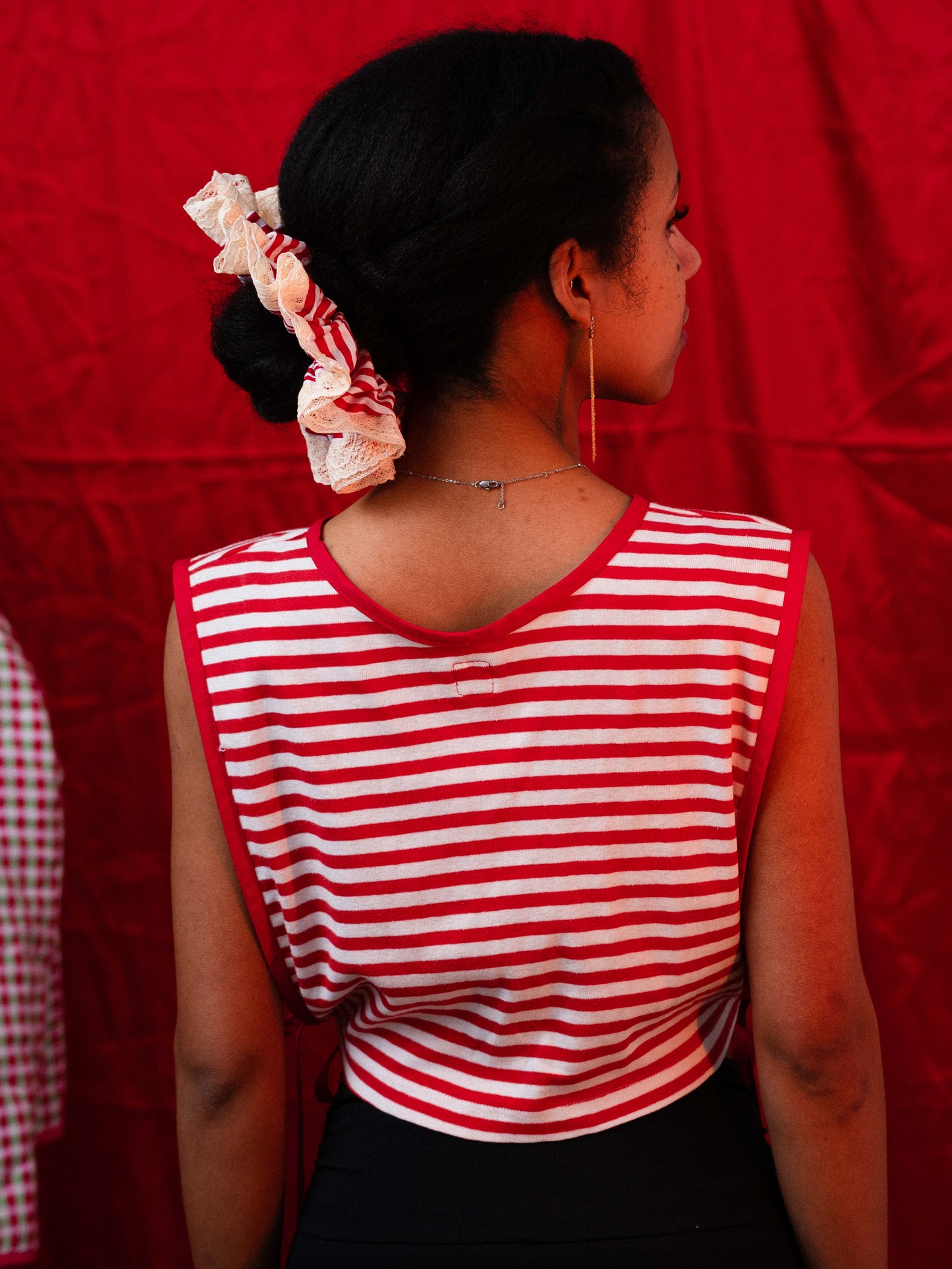 Csipkés-csíkos hajgumi