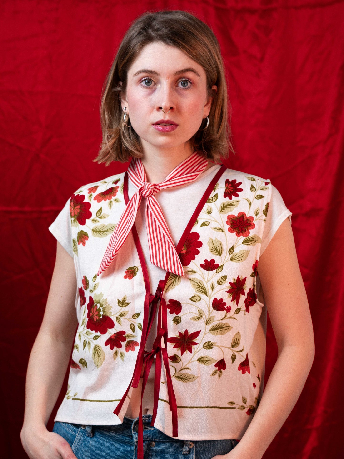 Piros-fehér csíkos kendő