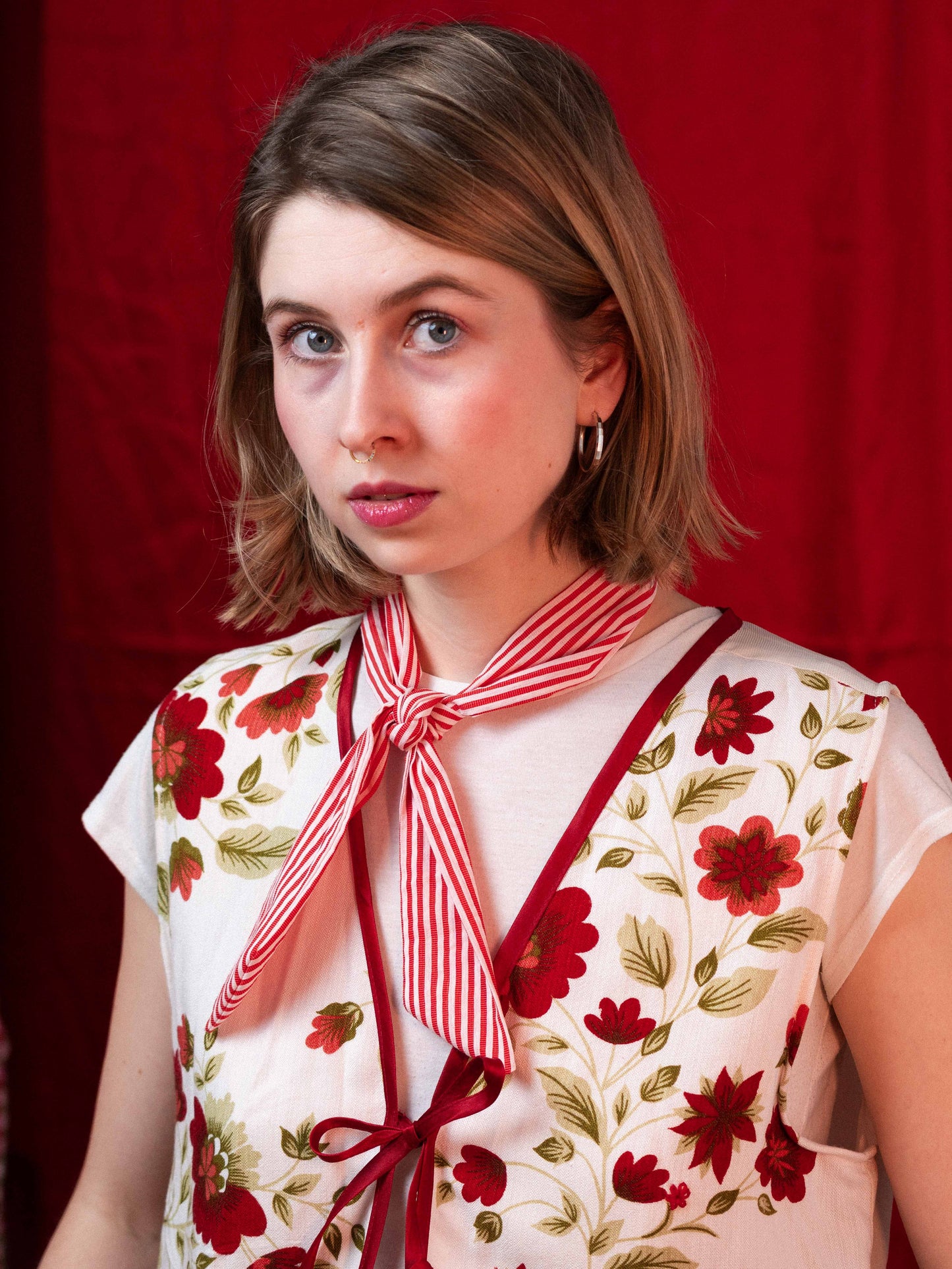 Piros-fehér csíkos kendő