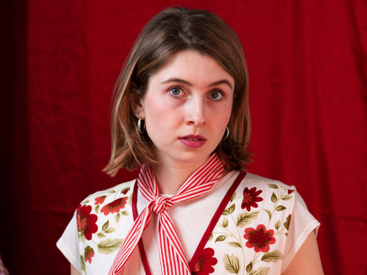 Piros-fehér csíkos kendő