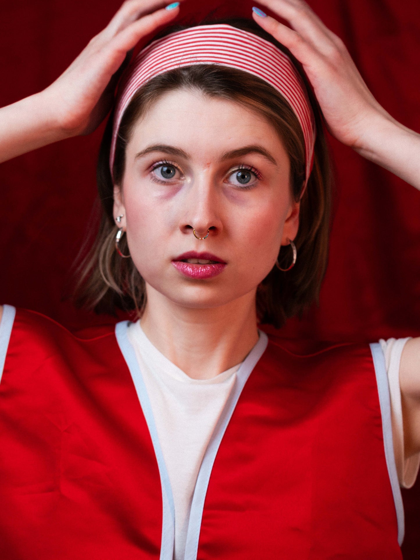 Piros-fehér csíkos kendő