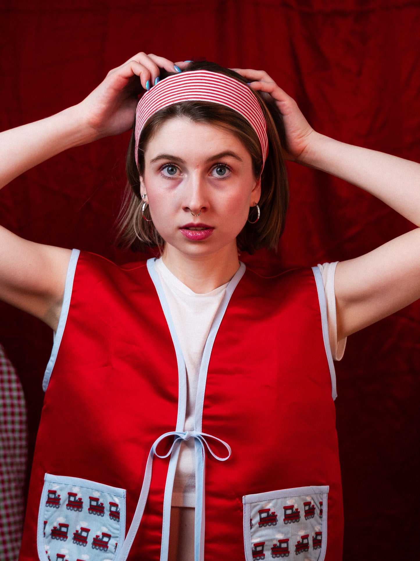 Piros-fehér csíkos kendő