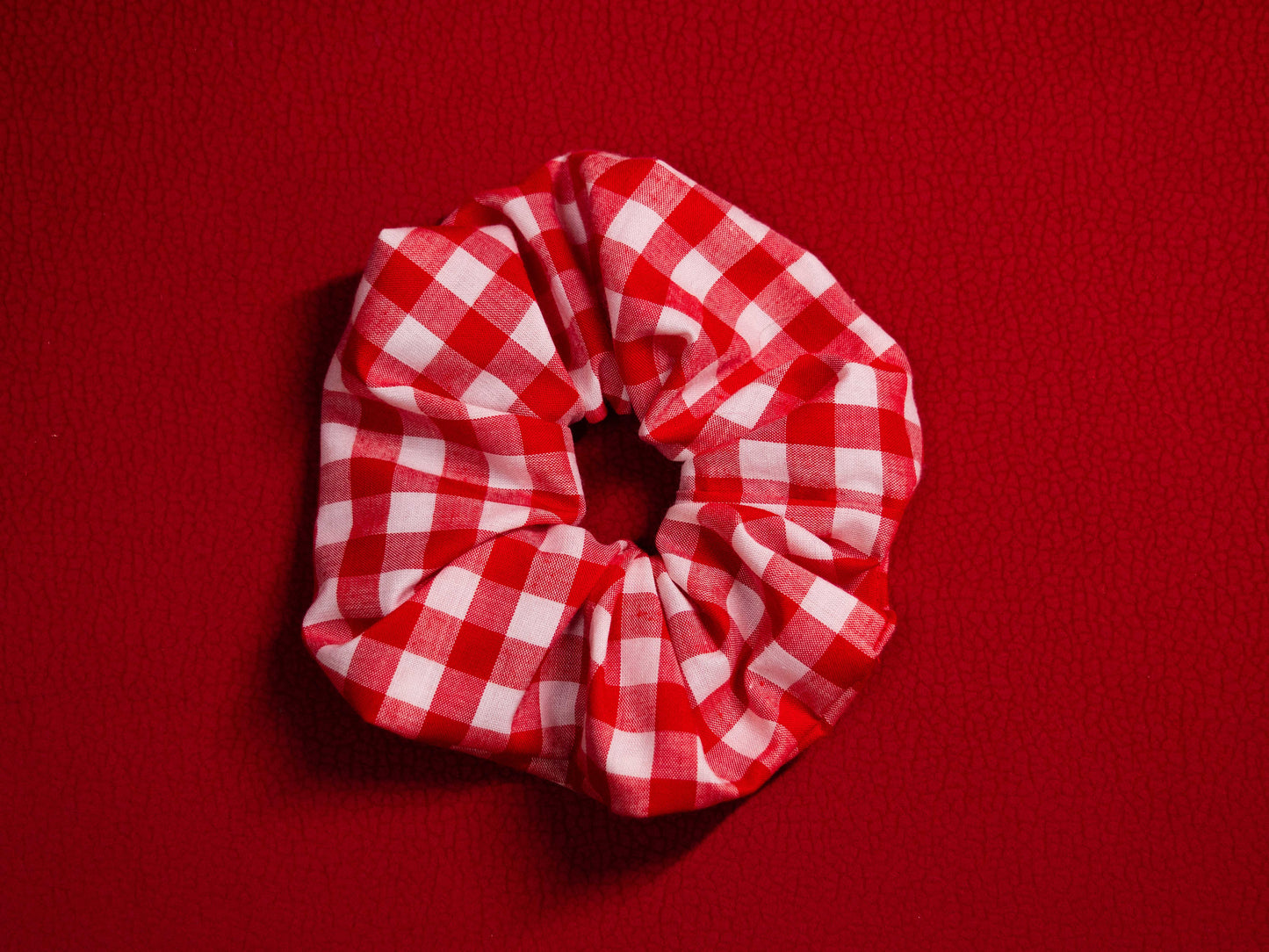 Piros kockás hajgumi