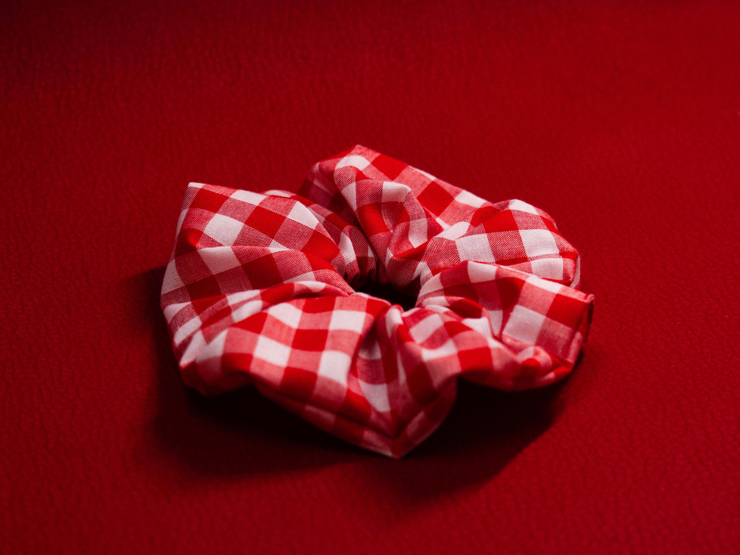 Piros kockás hajgumi