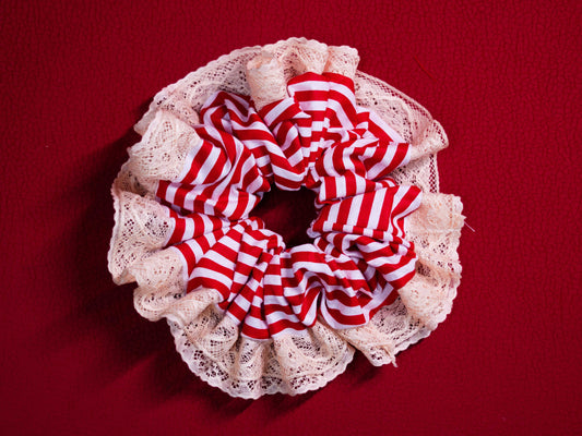 Csipkés-csíkos hajgumi