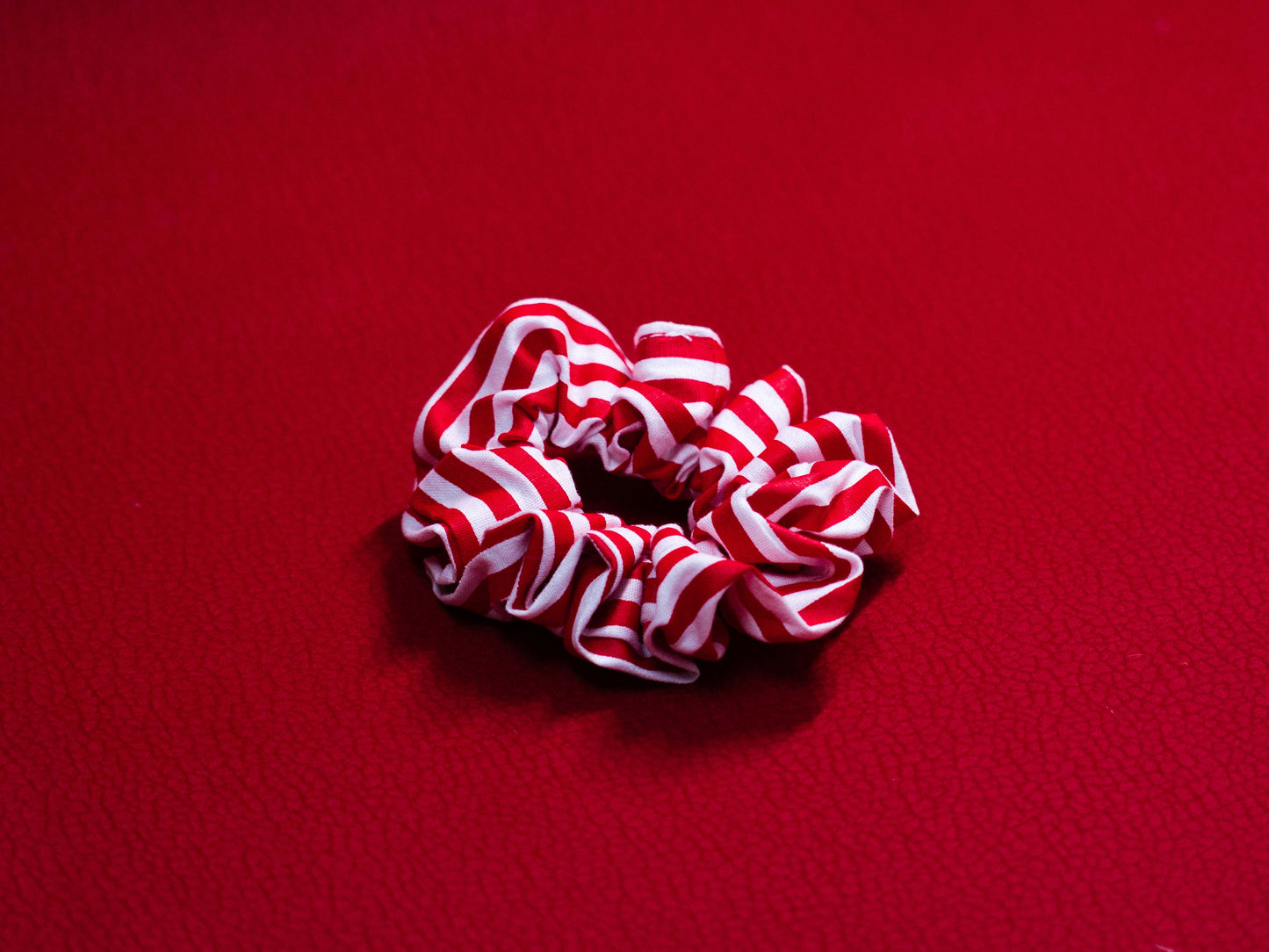 Piros-fehér csíkos hajgumi