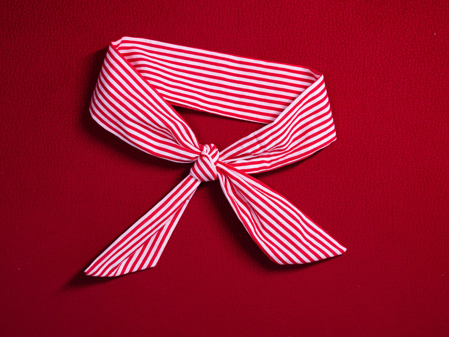 Piros-fehér csíkos kendő