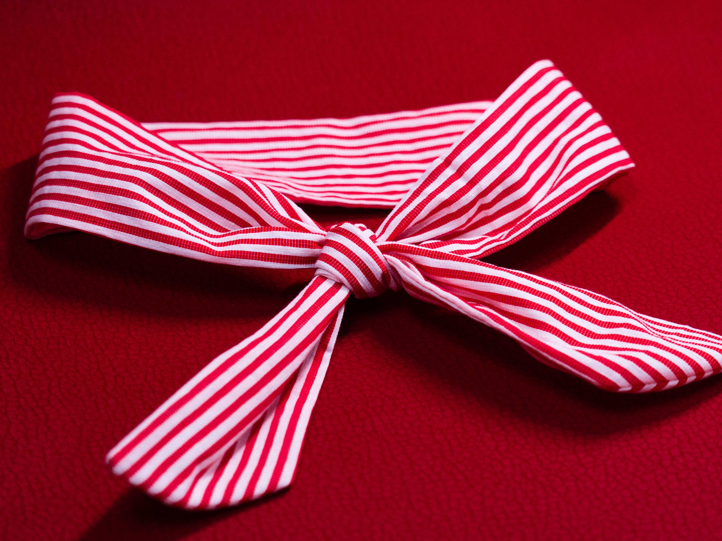 Piros-fehér csíkos kendő