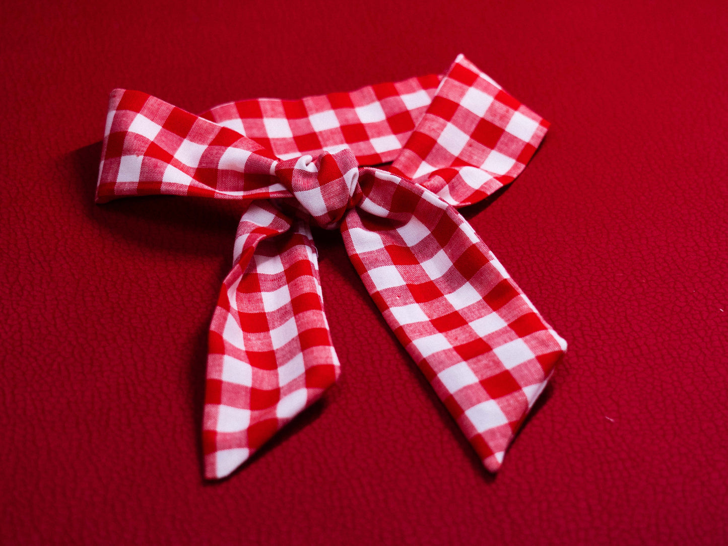 Piros kockás kendő