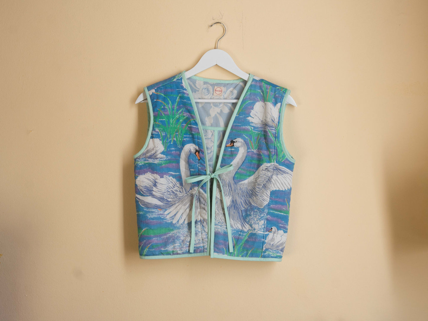 Hattyús-rózsás kifordítható mellény