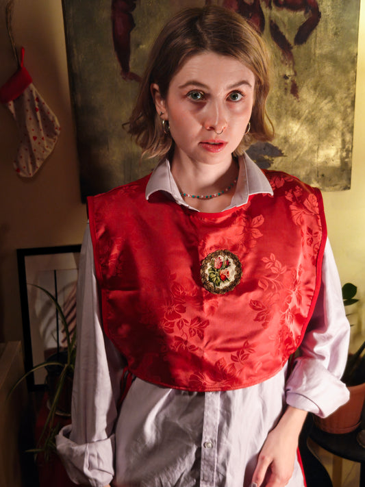 Hímzett rózsa mellény