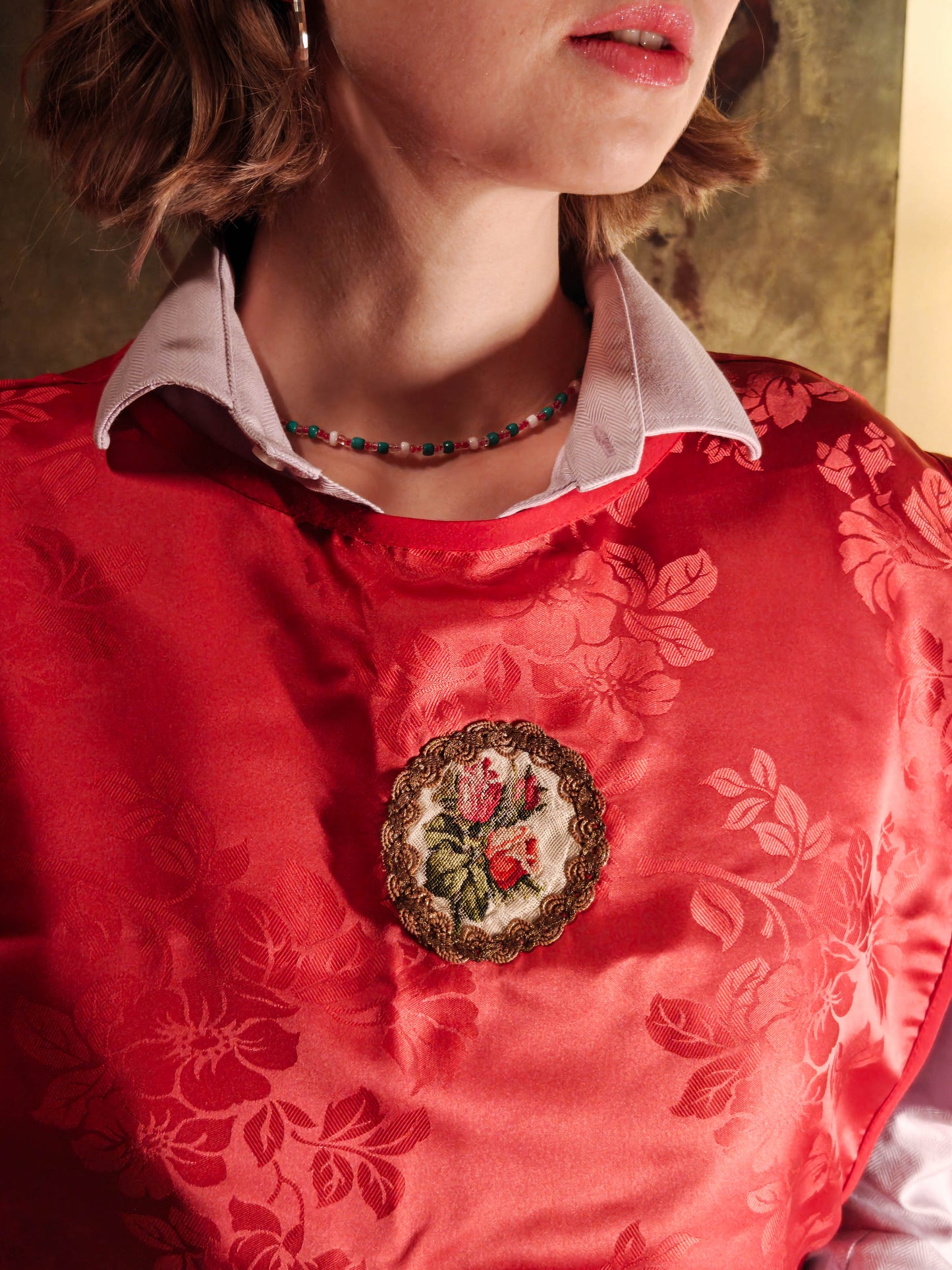 Hímzett rózsa mellény