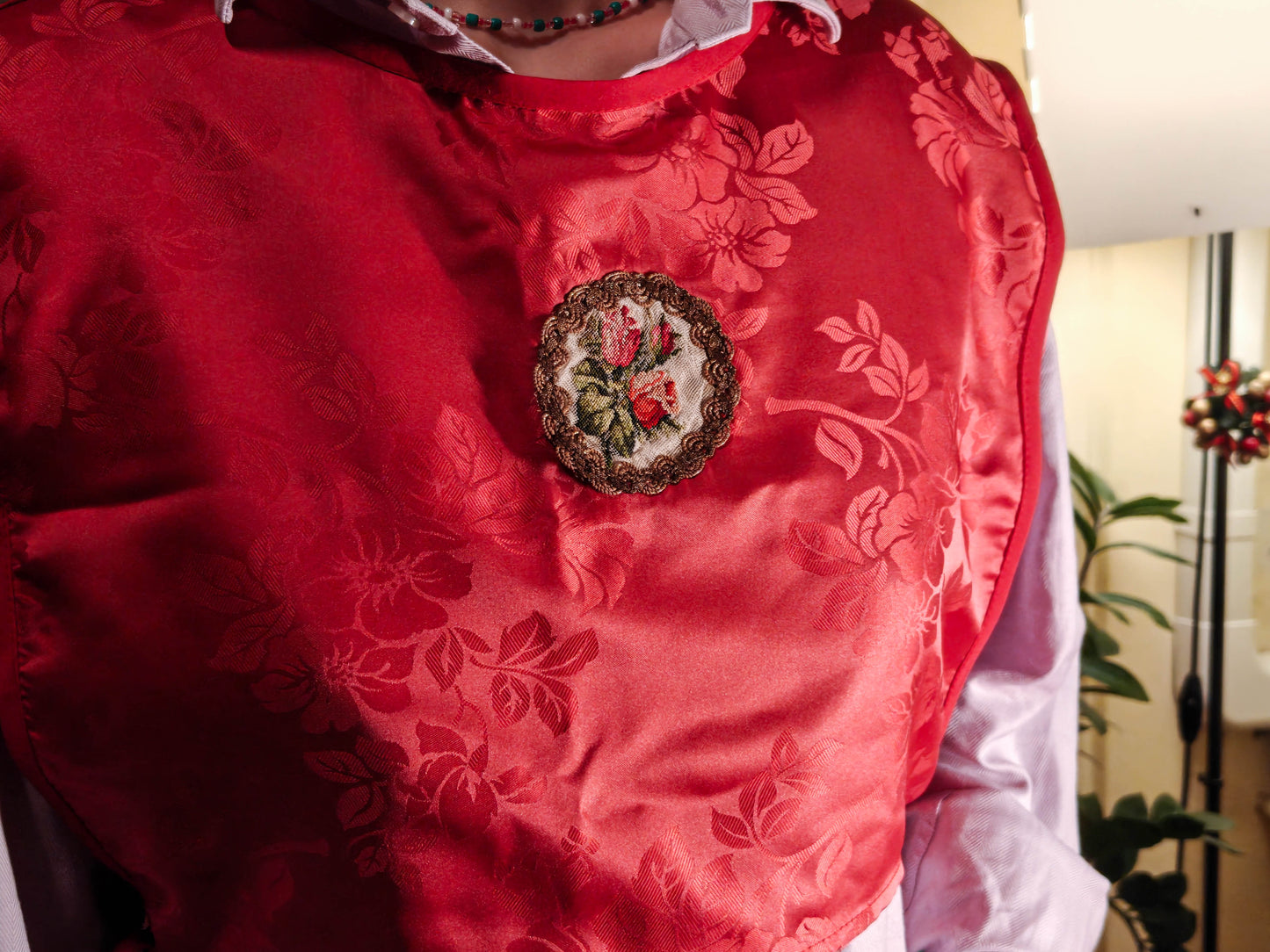 Hímzett rózsa mellény