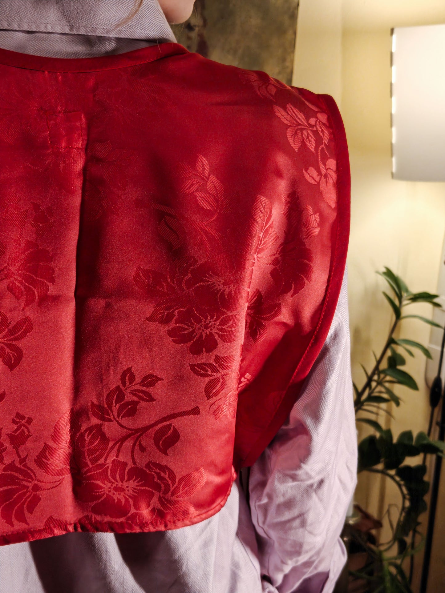 Hímzett rózsa mellény