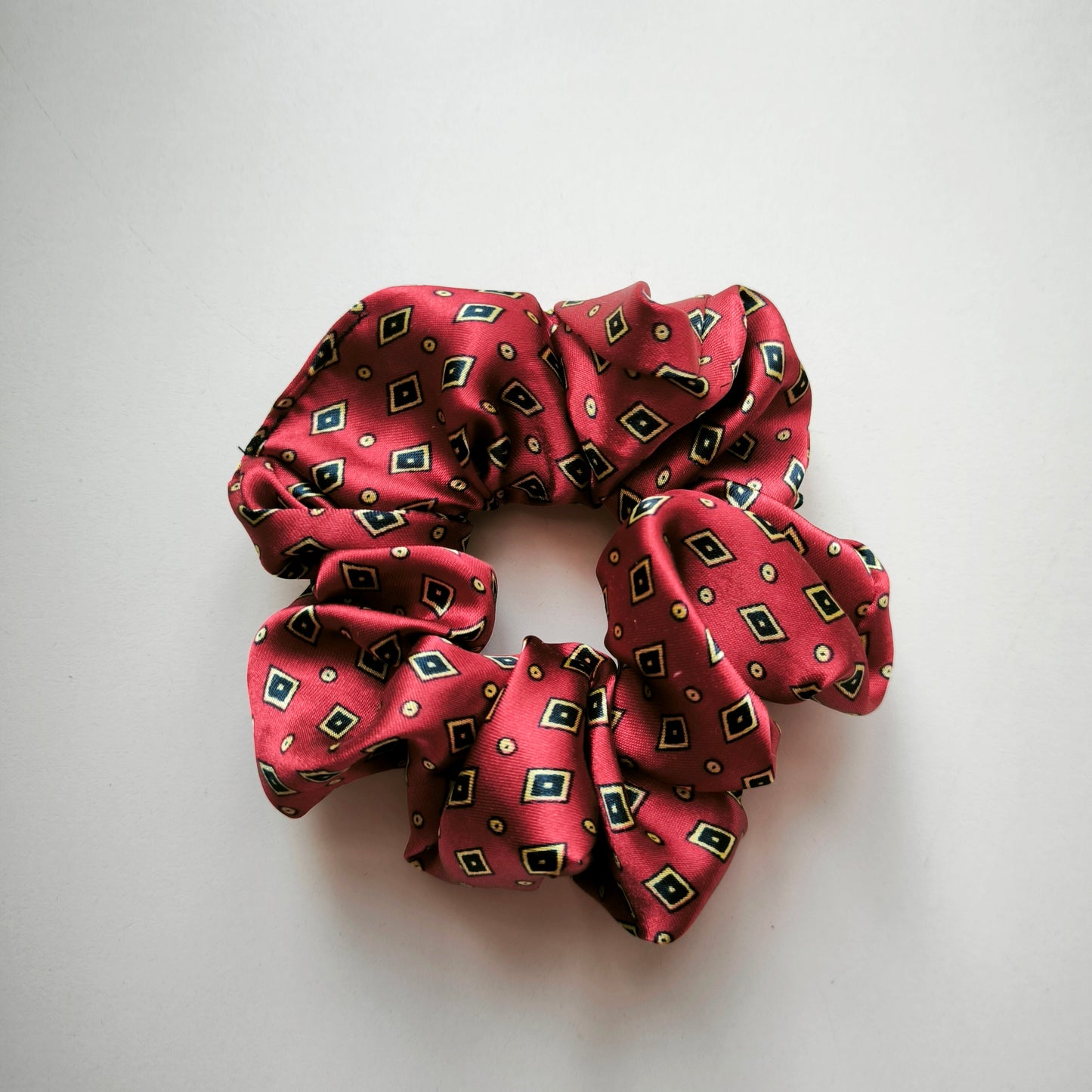 Sötétpiros scrunchie