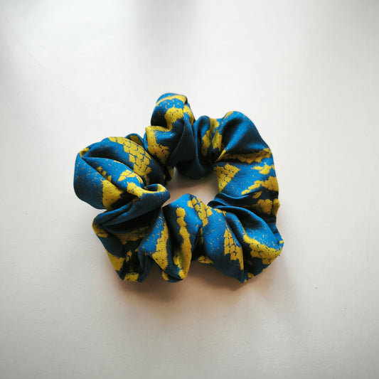 Kék-sárga mintás scrunchie