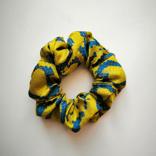 Sárga-kék mintá scrunchie