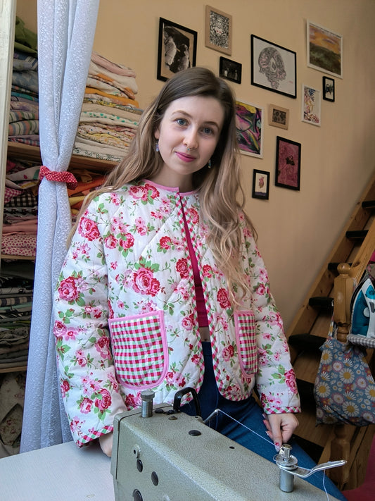 Piros rózsás steppelt tavaszi kabát