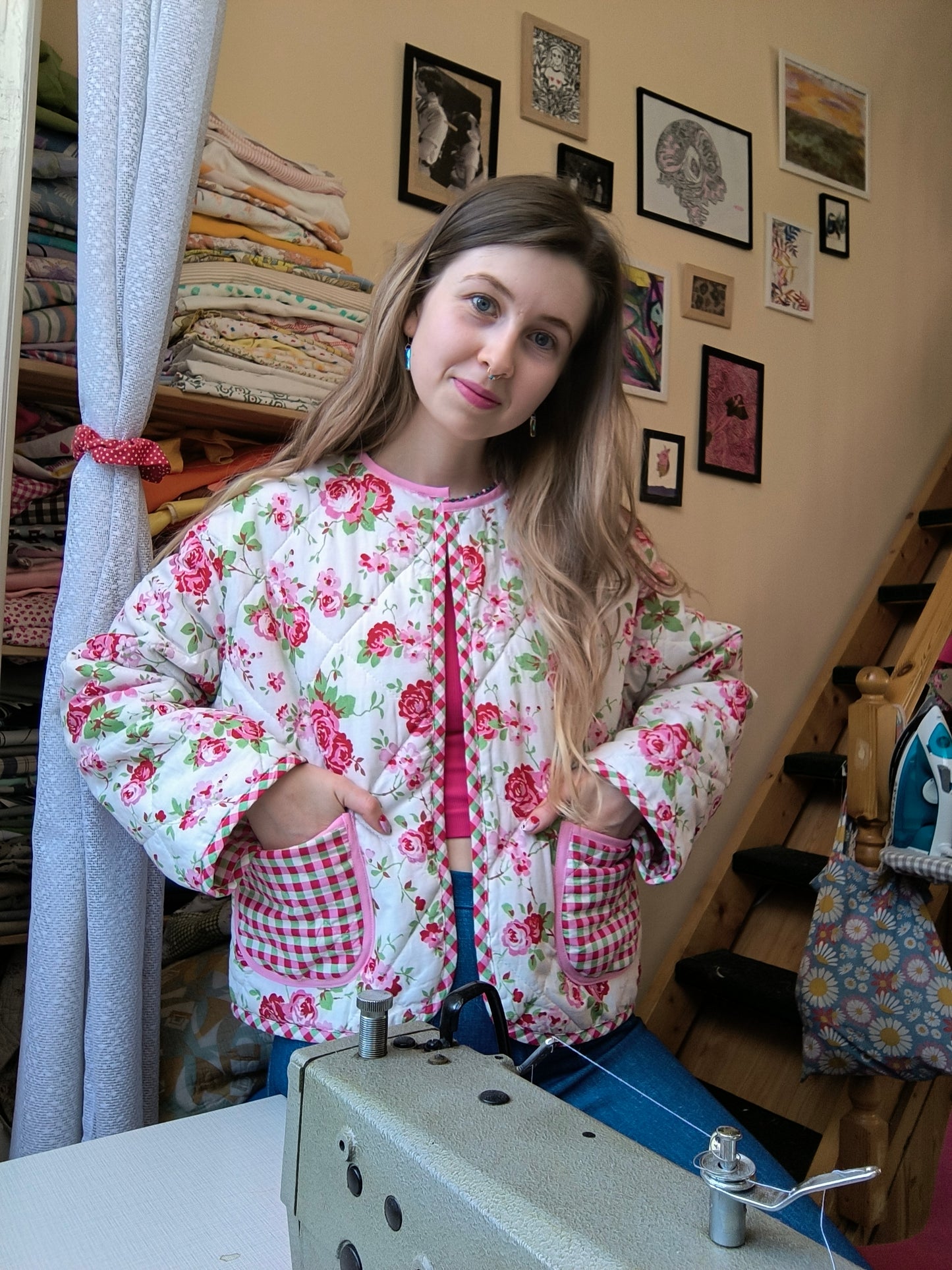 Piros rózsás steppelt tavaszi kabát