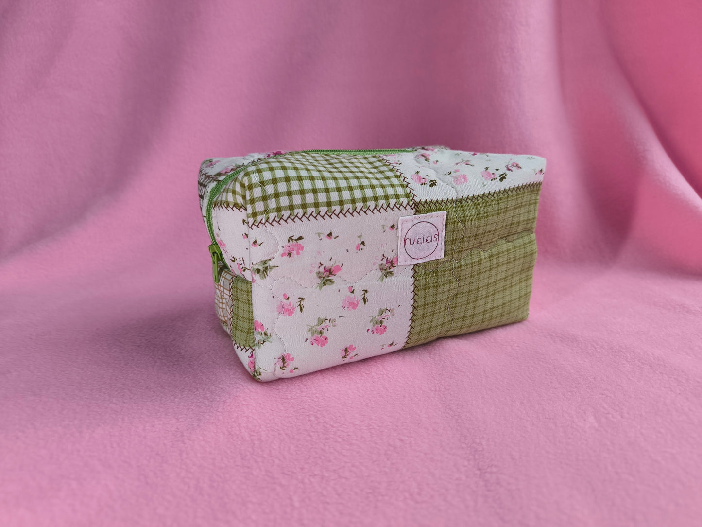 Zöld-rózsaszín virágos neszeszer