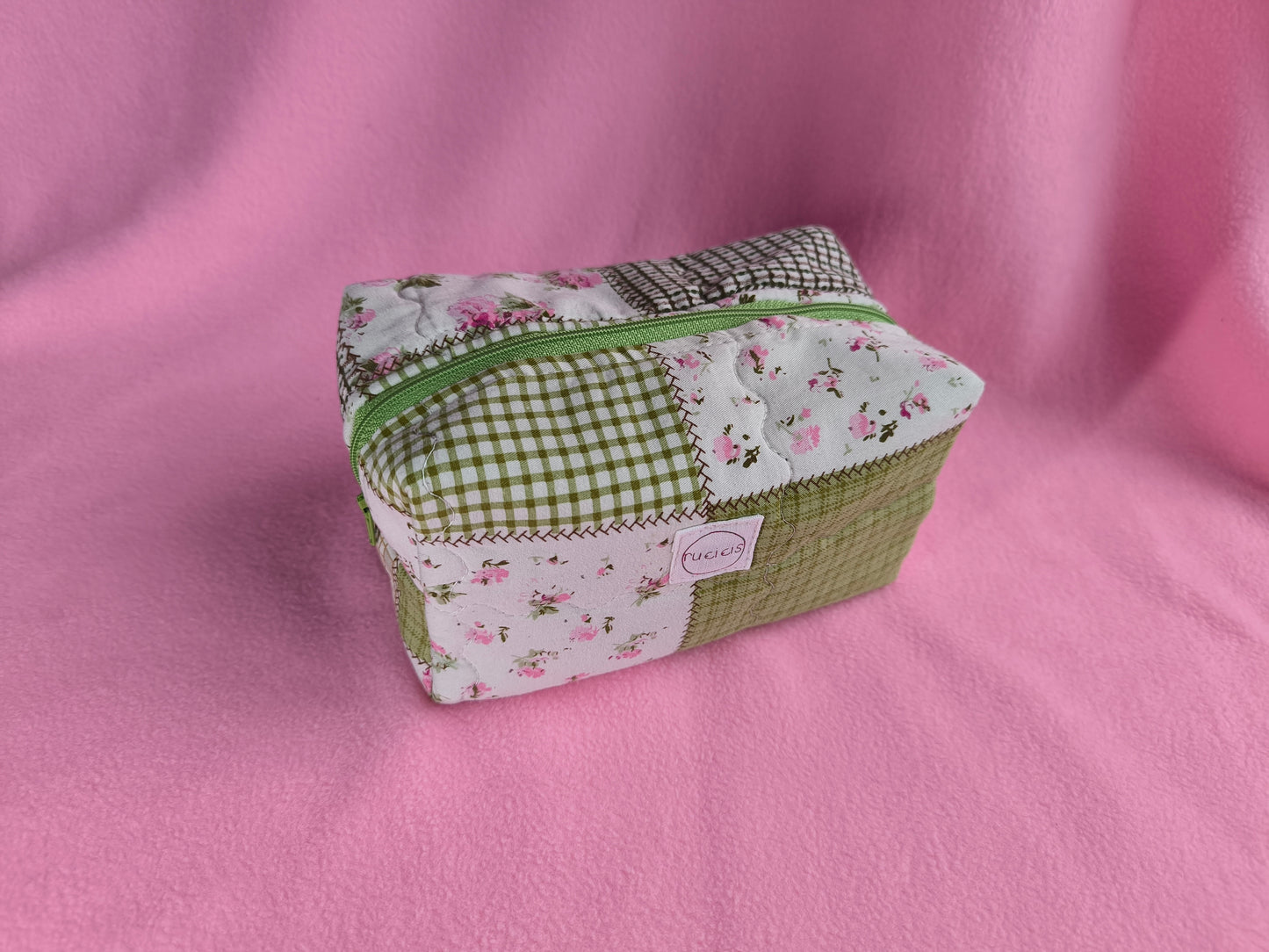 Zöld-rózsaszín virágos neszeszer