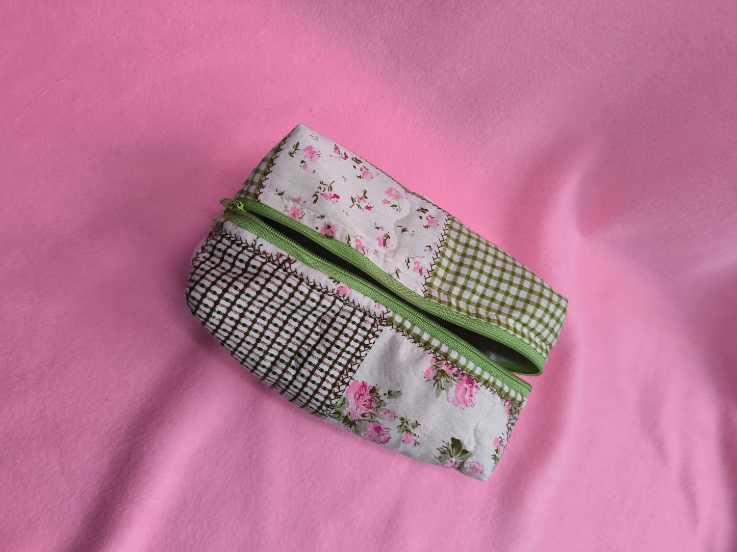 Zöld-rózsaszín virágos neszeszer