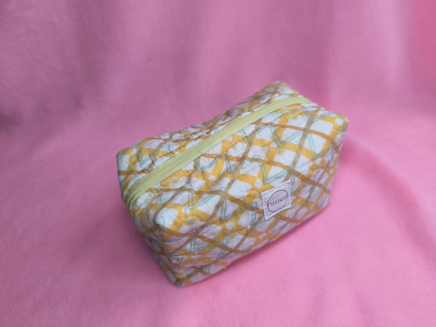 Sárga kockás neszeszer