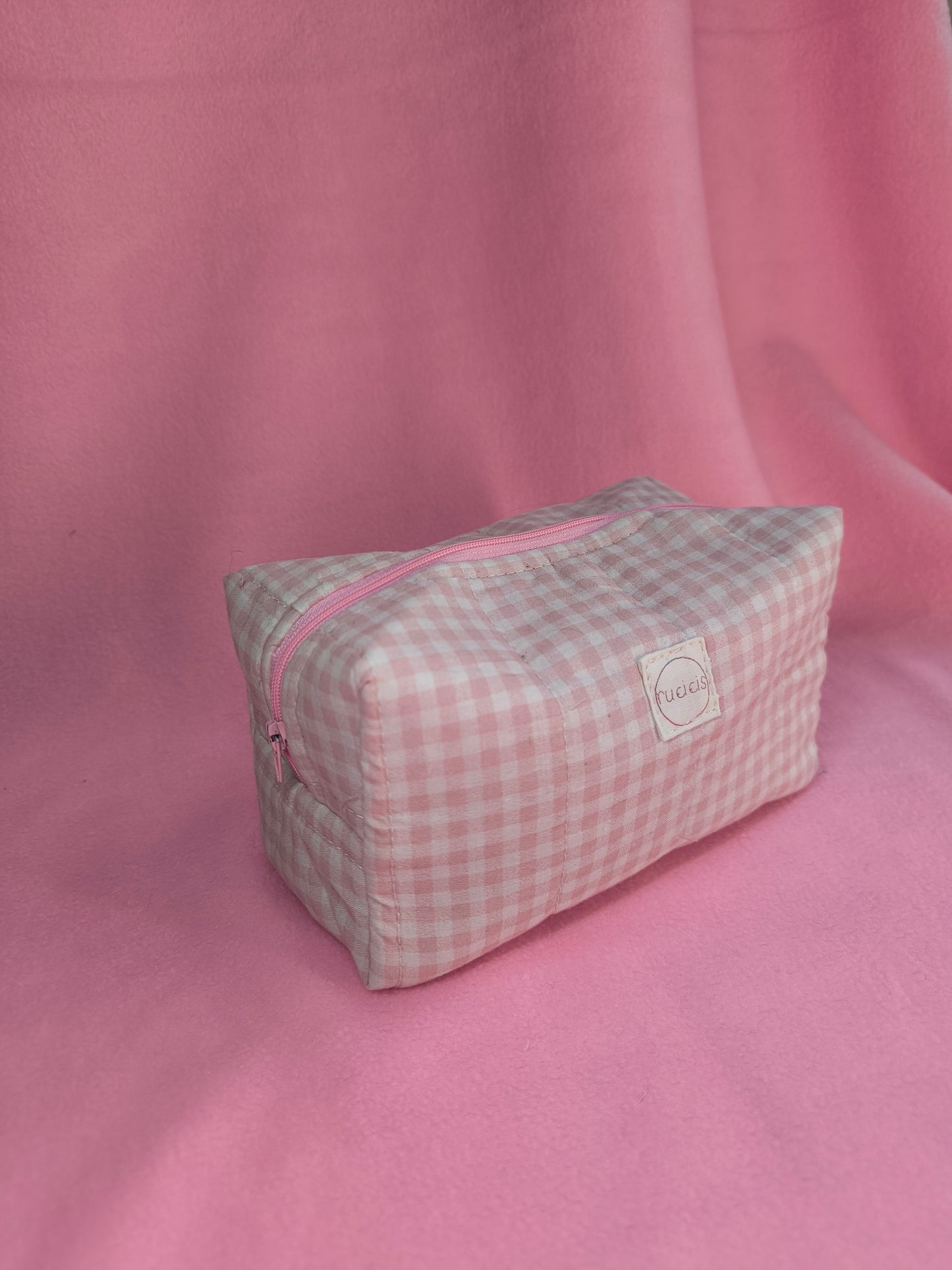 Rózsaszín kockás neszeszer