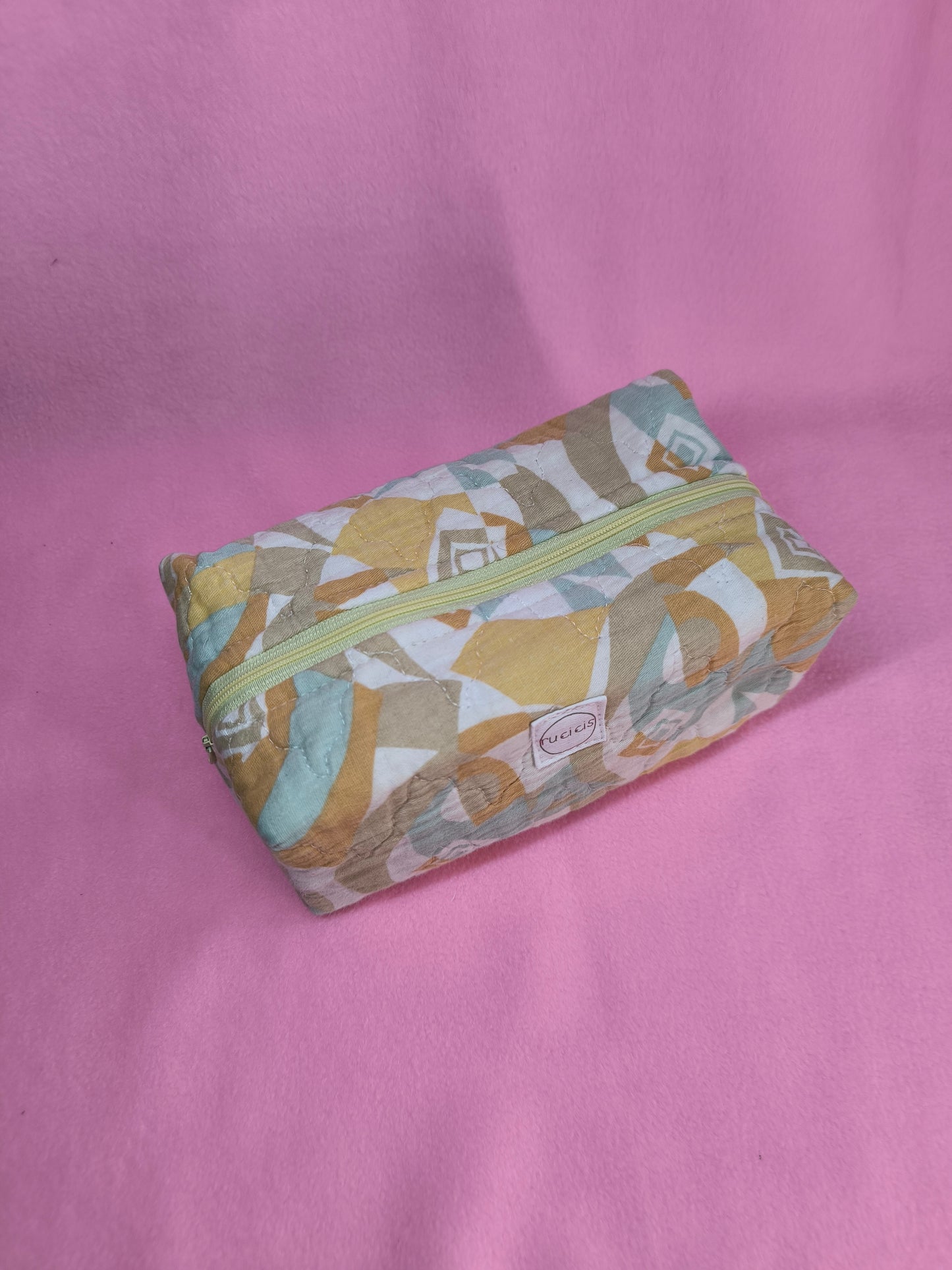 Sárga absztrakt mintás neszeszer