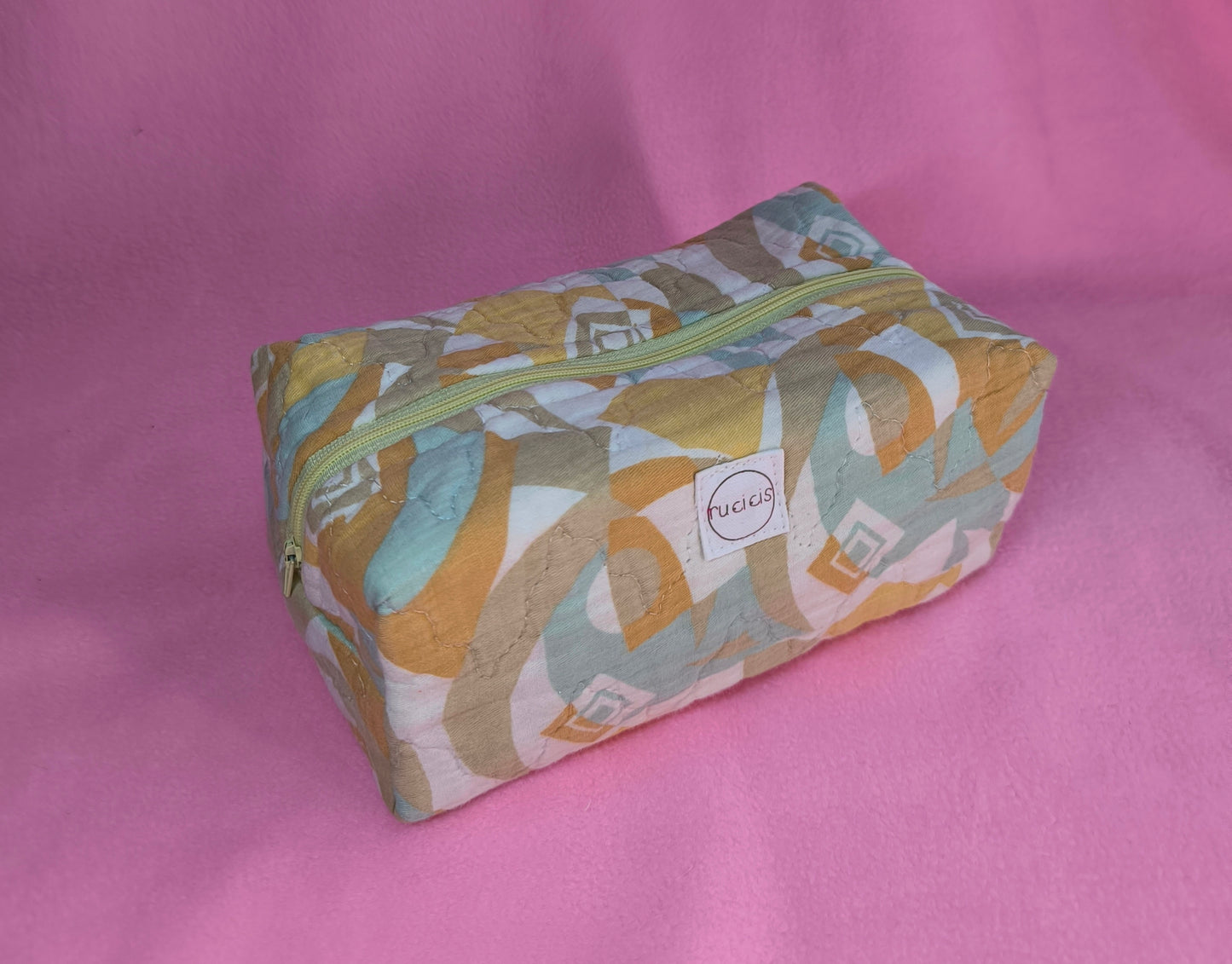 Sárga absztrakt mintás neszeszer