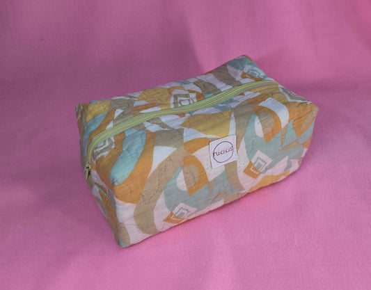 Sárga absztrakt mintás neszeszer