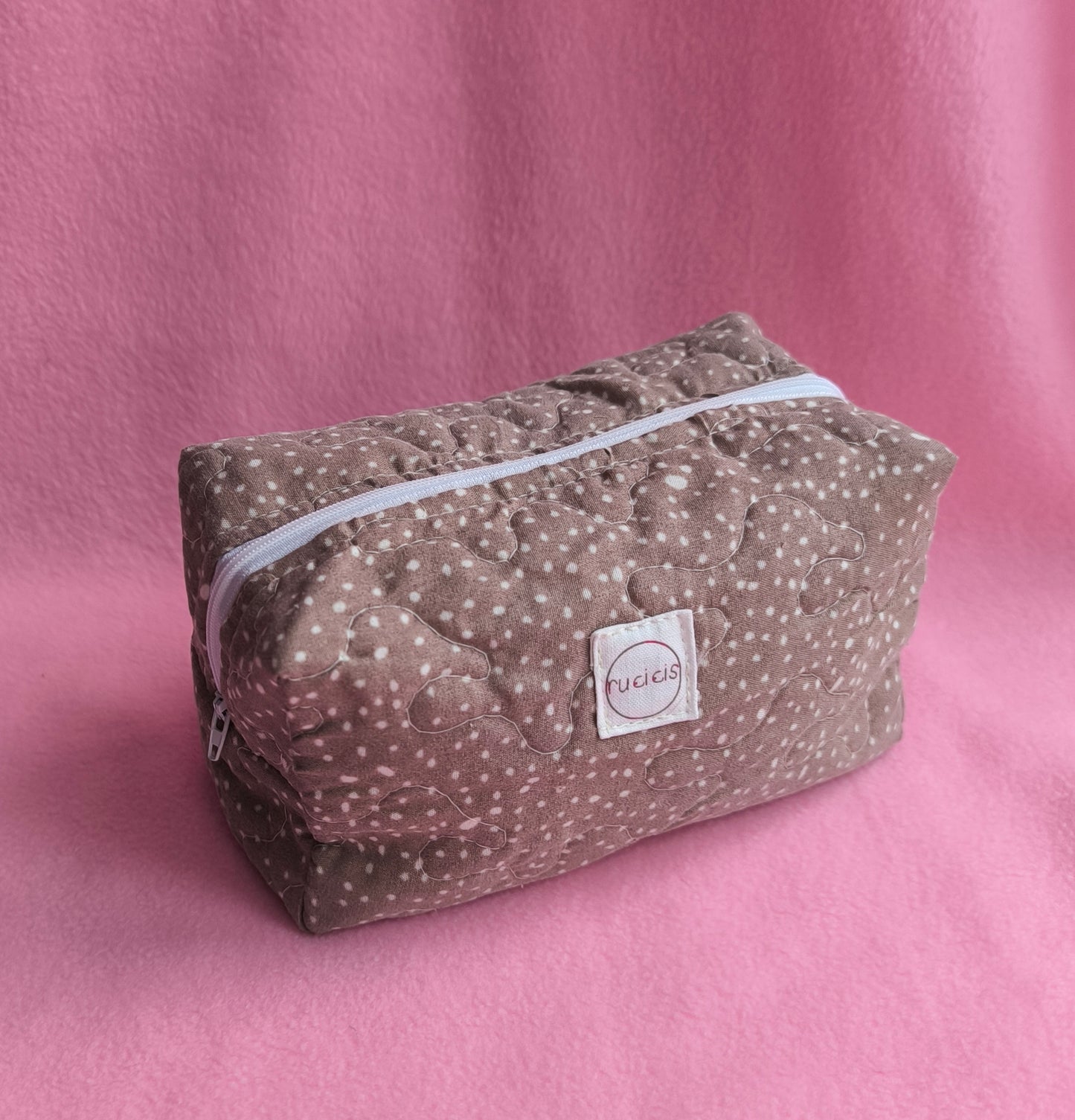 Fehér pöttyös neszeszer