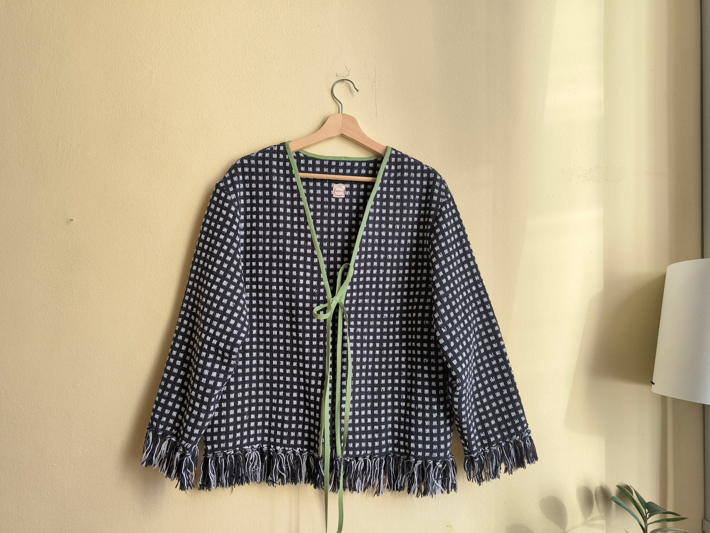 Fekete-fehér zöld szegélyes kardigán