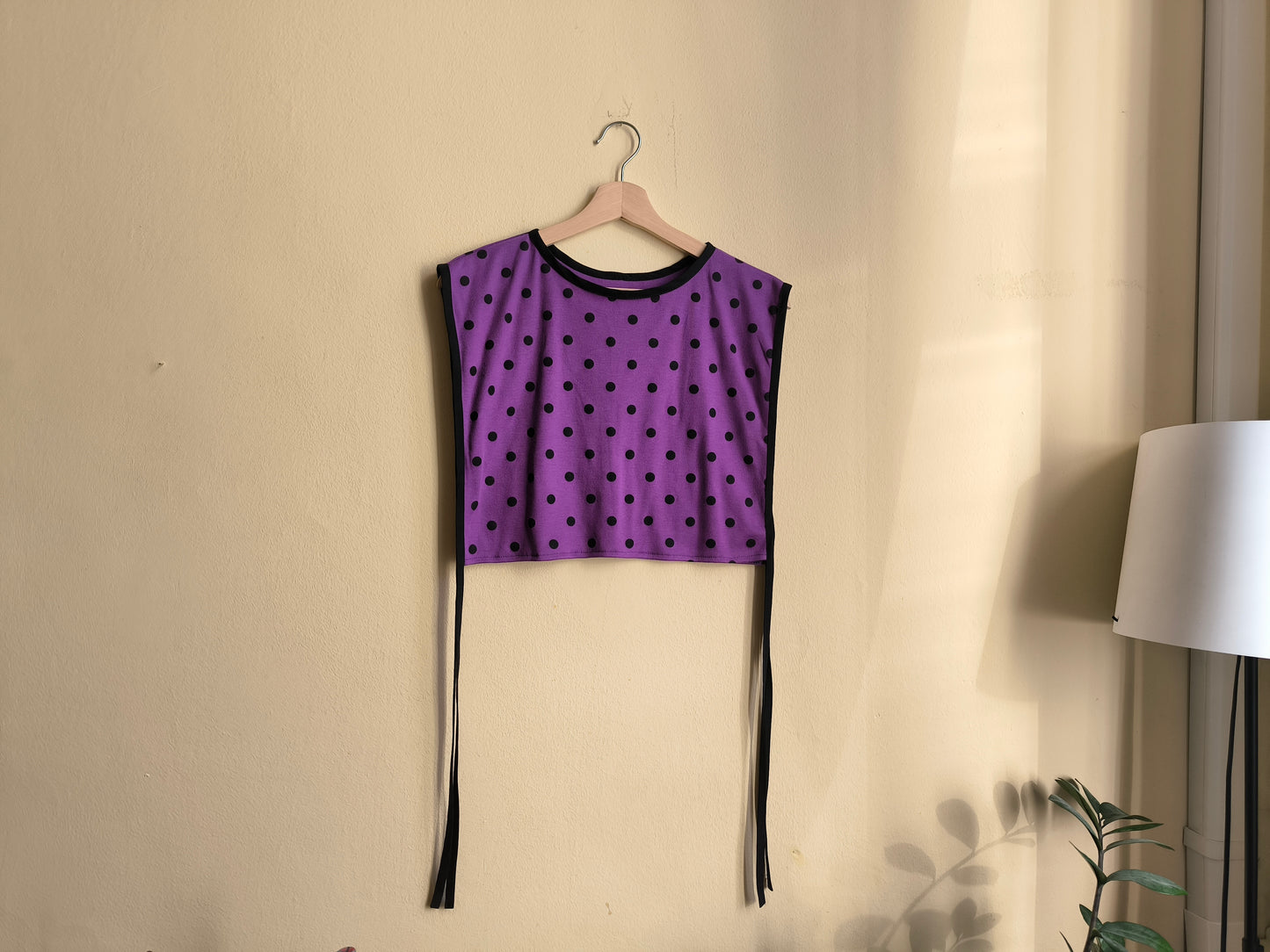 Fekete-lila pöttyös mellény