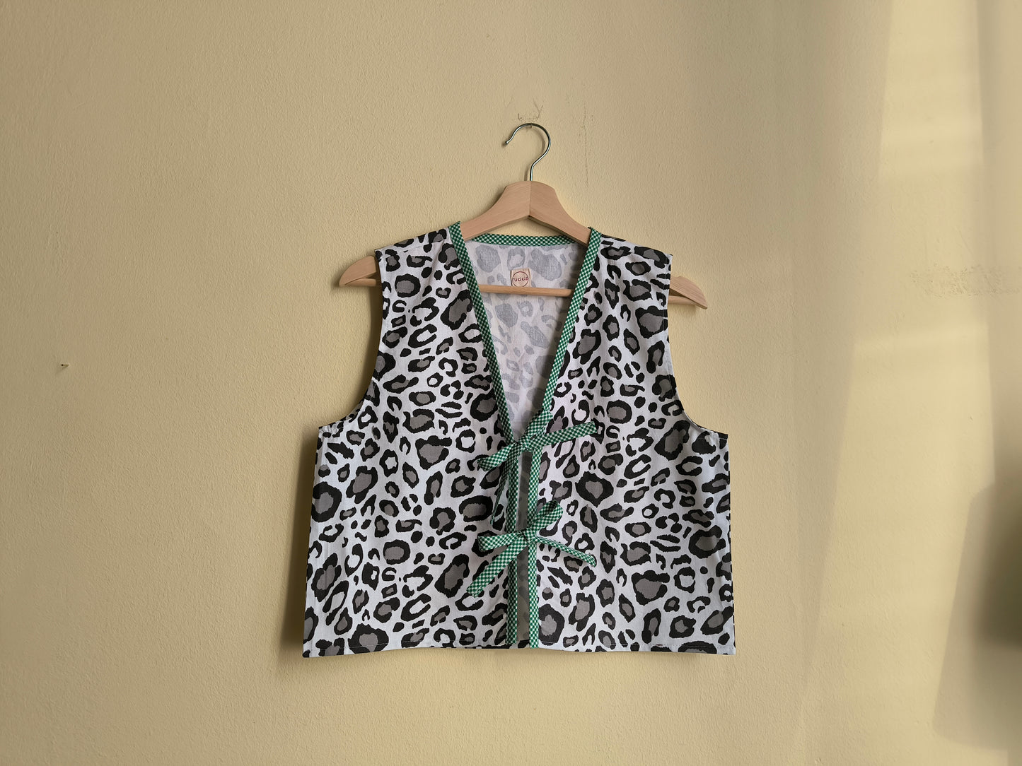 Párducmintás mellény zöld kockás szegéllyel